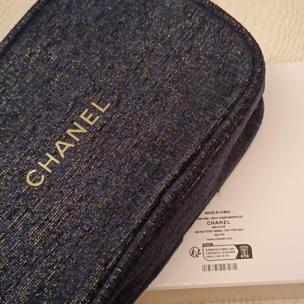 💋Chanel Zip Case Navy Gold * NEW - Picture 3 of 4